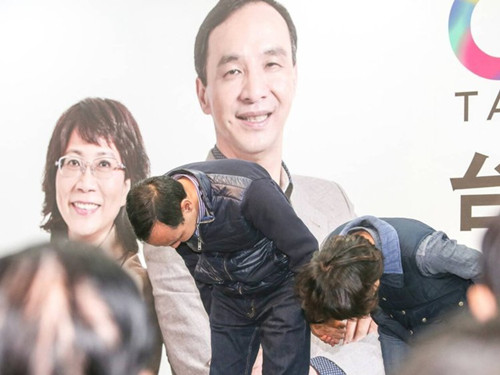 國(guó)民黨明天下午將召開臨時(shí)中常會(huì)，決定由誰擔(dān)任代理主席。圖為朱立倫與王如玄上午到競(jìng)選總部，向支持自己競(jìng)選的志工們一一致意，感謝他們的陪伴。圖片來源：臺(tái)灣《聯(lián)合報(bào)》