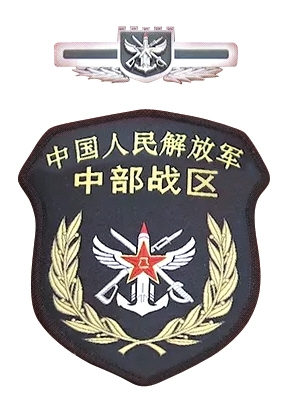 習(xí)近平將軍旗授予東部戰(zhàn)區(qū)司令員劉粵軍、政治委員鄭衛(wèi)平。