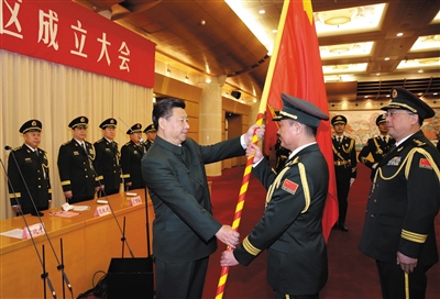習(xí)近平將軍旗授予東部戰(zhàn)區(qū)司令員劉粵軍、政治委員鄭衛(wèi)平。