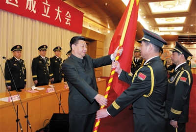 習(xí)近平將軍旗授予西部戰(zhàn)區(qū)司令員趙宗岐、政治委員朱福熙。