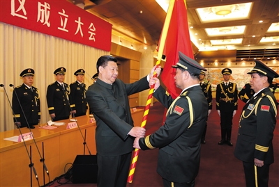 習(xí)近平將軍旗授予北部戰(zhàn)區(qū)司令員宋普選、政治委員褚益民。