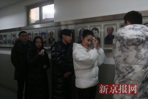 表演系考生考前正用紙巾卸妝。