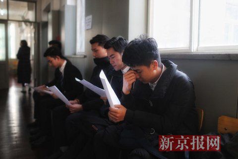 主持系考生正在備考區(qū)等待考試。