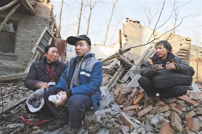 2014年1月，取保候?qū)彽乃螤幑夂透改缚粗鴼垟〉姆孔?，默默流淚
