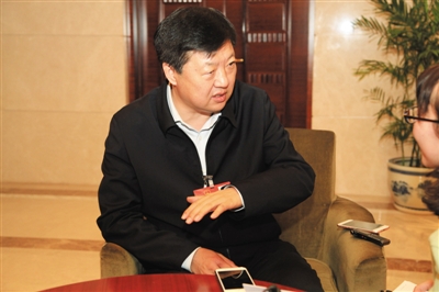 昨日下午，全國(guó)人大代表、哈爾濱市長(zhǎng)宋希斌在駐地接受新京報(bào)記者專(zhuān)訪(fǎng)。張磊 攝