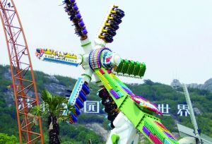 3月28日零點(diǎn)剛過(guò)幾分鐘，上海迪士尼6月16日開(kāi)園日的門票就宣告售罄，巨大的訪問(wèn)量一度導(dǎo)致票務(wù)系統(tǒng)出現(xiàn)間歇性故障，被網(wǎng)友調(diào)侃“激烈程度堪比春運(yùn)”。網(wǎng)上甚至有“黃牛”將一張開(kāi)園門票炒到幾千元。