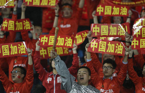 中國隊(duì)球迷在看臺(tái)上為球隊(duì)加油。新華社發(fā)