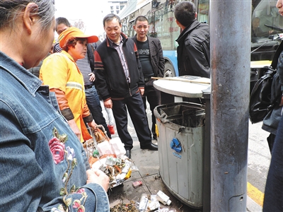 四川達州市通川區(qū)一垃圾桶，被搶槍支在此被找到。