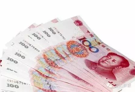 按照4月1日起上海執(zhí)行的月最低工資標(biāo)準(zhǔn)2190元計算，勞動者在5月1日當(dāng)天加班，每天的加班工資至少有302元。如果3天都加班、不調(diào)休，加班工資至少有704元。