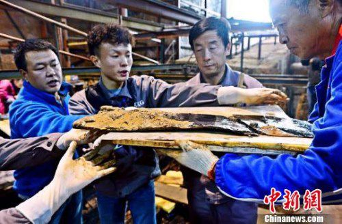 圖為南昌西漢?；韬钅怪鳂∈铱脊虐l(fā)掘現(xiàn)場(chǎng)出土了一組漆器“屏風(fēng)”?！」?攝