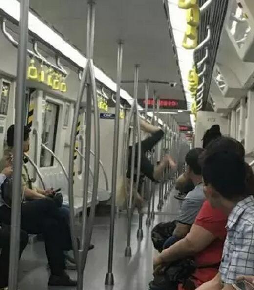 女子在地鐵上跳鋼管舞。