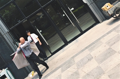 昨日11時(shí)許，新華聯(lián)國(guó)際公寓門口，一男子將電視等賭具轉(zhuǎn)移，后被警方控制