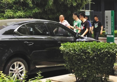 昨日下午，北京警方從新華聯(lián)國(guó)際公寓內(nèi)帶出一名男子