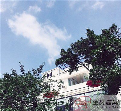 書店外觀設(shè)計(jì)感十足。