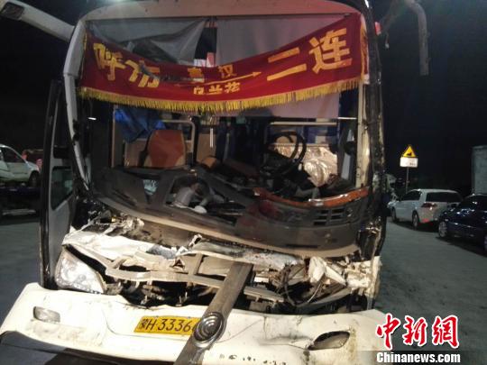 圖為載客大巴車，受損嚴重。