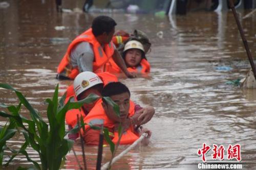 資料圖：6月20日，貴州省黔西南州暴雨成災(zāi)。圖為消防員抗洪救人?！∏髂舷?攝