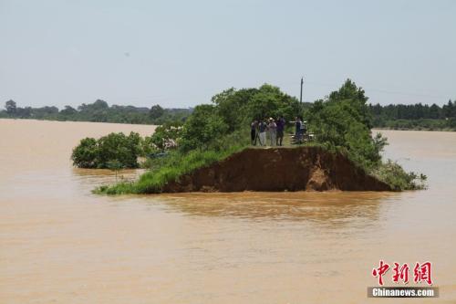 資料圖：6月21日，江西鄱陽(yáng)縣濱田水庫(kù)泄洪道河堤(濱田河)潰口現(xiàn)場(chǎng)。 王劍 攝