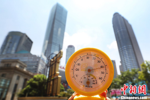 7月26日中午12點(diǎn)39分，南京街頭高溫逼人，用溫度計(jì)測量的實(shí)時(shí)溫度超過40攝氏度。 中新社記者 泱波 攝