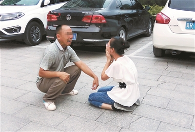 一位來自山西的父親，在燕郊找到陷入傳銷組織的女兒，當(dāng)街痛哭，求女兒回家