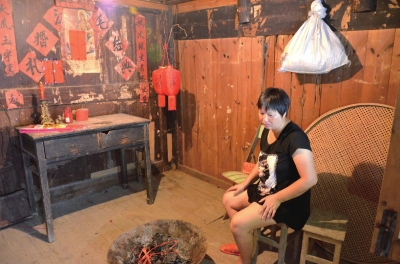 邱巧媚經(jīng)常一個人坐在屋里發(fā)呆。本版圖片京華時報記者 韓林君 攝