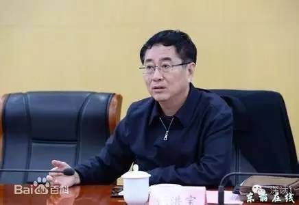 通報指出，張洪寶眼看著幾年前還不知名的個體老板搖身一變成為大企業(yè)家，心里既艷羨又發(fā)酸，滋生了“我為他們贏得了好的發(fā)展機遇，收些款物就權(quán)當(dāng)是對我這些年辛勤工作的一種補償”的念頭。于是他開始熱衷于與身邊的企業(yè)老板拉拉扯扯、勾肩搭背，剛開始只是幾頓飯、幾張卡，日積月累，越陷越深，不給錢不辦事，給了錢才辦事，在東麗人稱