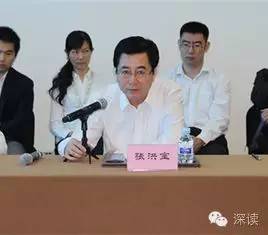 在天津紀委對王富強的通報中指出，王富強從“聽黨的話，永遠跟黨走，做讓黨放心的人”這一初心出發(fā)，吃過苦、流過汗，曾為天津港保稅區(qū)的建設(shè)和發(fā)展、為天津市招商引資工作作出過貢獻。貢獻被認可、贊譽，其驕傲自滿情緒漸生，覺得