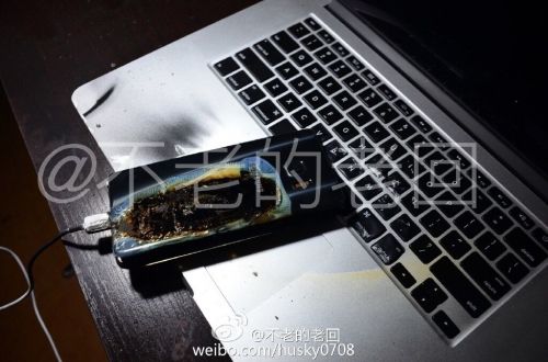 根據(jù)圖片來(lái)看，蘋果MacBook Pro筆記本觸控面板左邊部分被熏黑，而且該網(wǎng)友也提供了充電設(shè)備，就是三星Note 7原裝充電器。