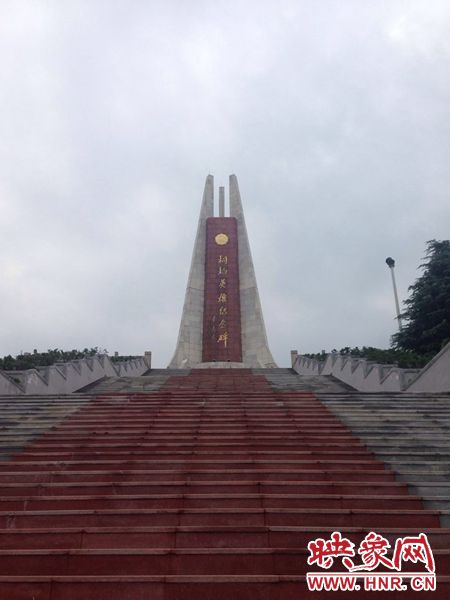 桐柏是革命老區(qū)，英雄紀(jì)念碑位于南端翠屏山上。