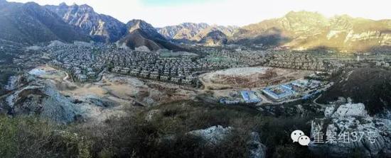 河北淶水“青青小鎮(zhèn)”1-6期全景圖，上百棟別墅組成的別墅群依山而建。部分山體被炸平，準備建起聯(lián)排雙拼別墅。    新京報記者 大路 攝