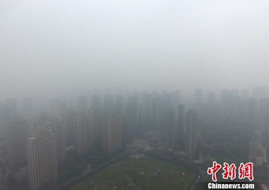  1月5日，重慶主城上空一片灰蒙蒙。
