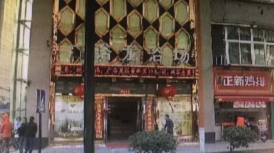 張阿姨說，附近柜臺(tái)一名工作人員，說什么也不讓她在這塊走廊哄孫女，幾句不和，雙方吵了起來。