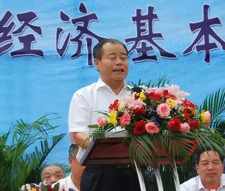 信發(fā)集團(tuán)發(fā)展成為一家集發(fā)電、供熱、氧化鋁、電解鋁、碳素、燒堿、聚氯乙烯、電石、鋁深加工等產(chǎn)業(yè)于一體的現(xiàn)代化大型企業(yè)集團(tuán)，位于山東聊城茌平縣。2016年10月，信發(fā)集團(tuán)董事局主席張學(xué)信在接受山東商報(bào)采訪時(shí)表示，44年企業(yè)沒有一名員工離職。