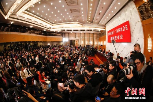 資料圖：2016年3月2日，全國政協(xié)十二屆四次會議新聞發(fā)布會在北京人民大會堂舉行，大會新聞發(fā)言人王國慶回答記者提問。 中新社記者 杜洋 攝