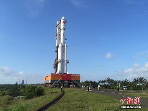 4月17日7時30分，承載著長征七號遙二運載火箭與天舟一號貨運飛船組合體的活動發(fā)射平臺，垂直轉運至發(fā)射區(qū)，標志著“天舟一號”飛行任務正式進入發(fā)射階段。閆寧 攝
