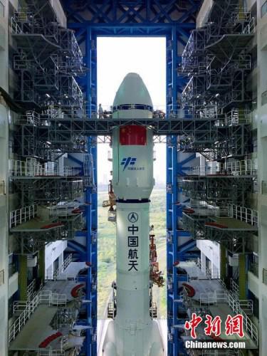 垂直轉運的順利完成，標志著“天舟一號”飛行任務正式進入發(fā)射階段。張文軍 攝