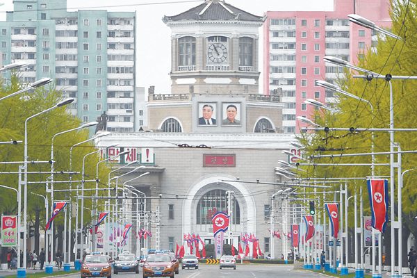 4月25日是朝鮮人民軍建軍85周年紀(jì)念日。圖為24日的平壤街頭。