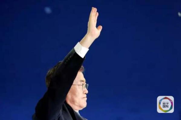目前民調(diào)領(lǐng)先的共同民主黨候選人文在寅方面當(dāng)天上午表示，強(qiáng)行在星州部署“薩德”的做法“無(wú)視國(guó)民意愿和程序”，實(shí)際上切斷了下屆政府針對(duì)“薩德”相關(guān)政策的判斷余地。