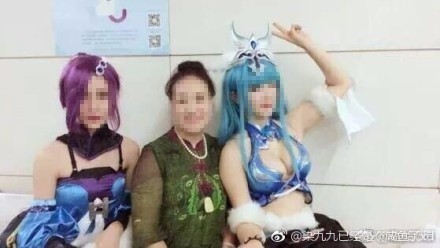 （網友發(fā)出的凝黛與阿姨的合影 圖片來自網絡）