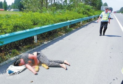 險！一女子躺高速路上睡大覺 漯河交警忙轉(zhuǎn)移保安全