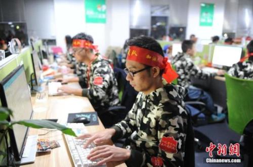 資料圖：安徽蕪湖某電商迎戰(zhàn)雙十一。中新社記者 張婭子 攝