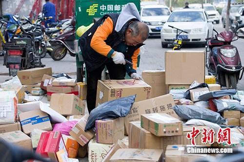 資料圖：11月2日，山西太原，物流工作人員正在分揀快遞。中新社記者 張云 攝