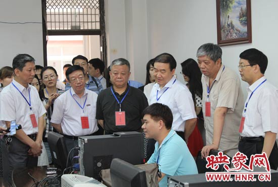 在評卷質(zhì)檢組,工作人員介紹說,今年有四級質(zhì)檢(即小組質(zhì)檢、題組質(zhì)檢、學科質(zhì)檢、省質(zhì)檢),確保嚴把質(zhì)量