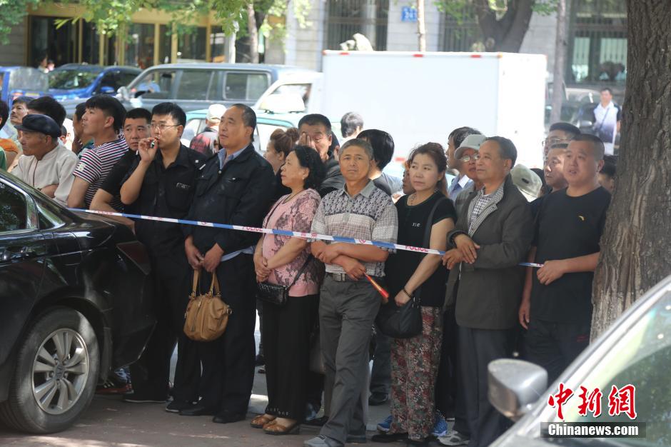 法院門(mén)前聚集的市民