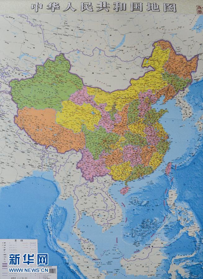 這是6月23日拍攝的豎版《中華人民共和國(guó)地圖》。