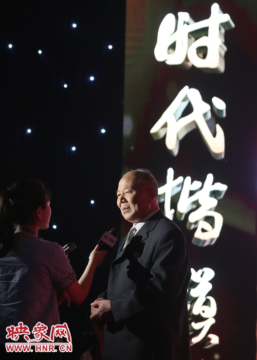 河南鄧州“編外雷鋒團(tuán)”團(tuán)長宋清梅，在“時代楷?！卑l(fā)布廳接受中央媒體現(xiàn)場采訪。