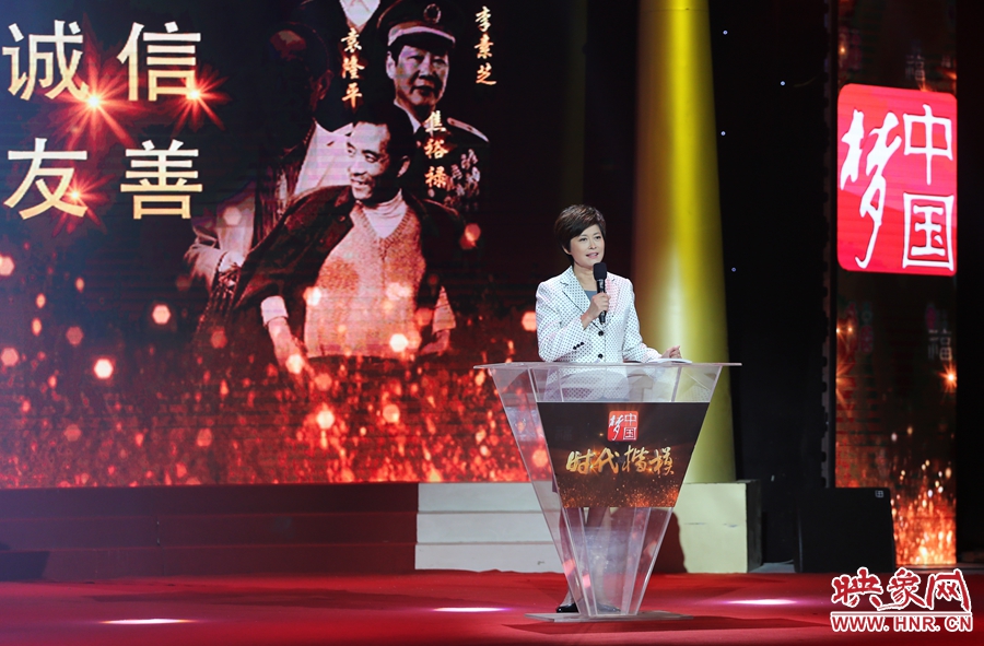 中央電視臺“時代楷模”發(fā)布廳，發(fā)布人敬一丹介紹“編外雷鋒團(tuán)”。