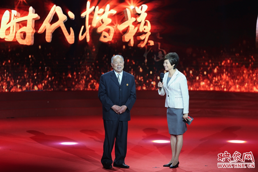 河南鄧州“編外雷鋒團(tuán)”團(tuán)長，在“時代楷?！卑l(fā)布廳接受敬一丹訪問。