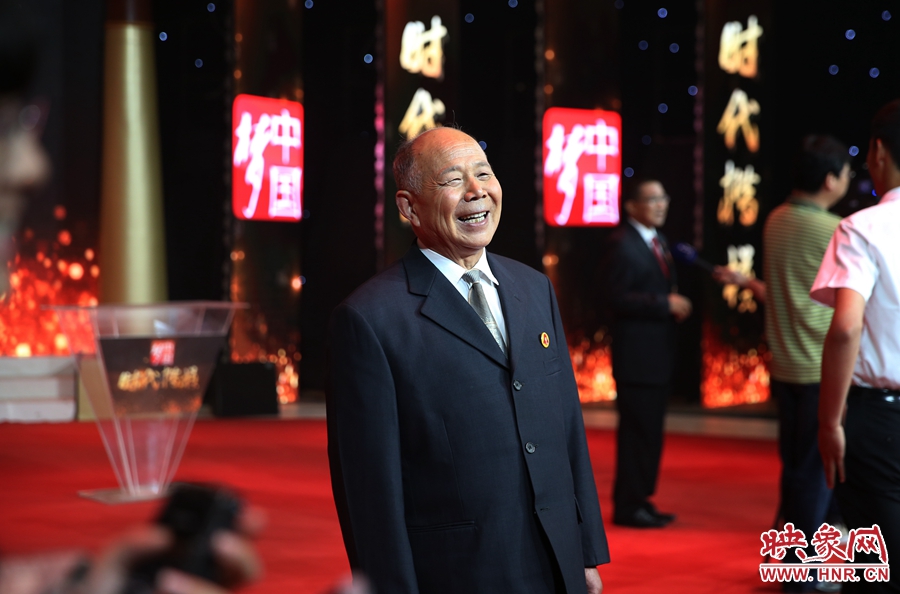 河南鄧州“編外雷鋒團(tuán)”被中宣部授予“時代楷?！睒s譽(yù)稱號，團(tuán)長宋清梅非常激動和高興。