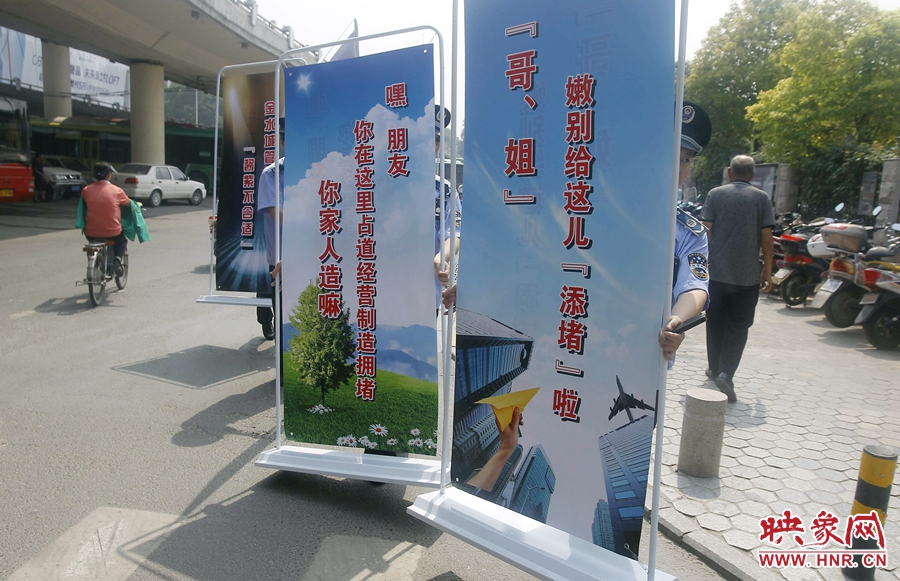 “哥、姐，嫩（你們）別給這兒添堵啦?！? width=