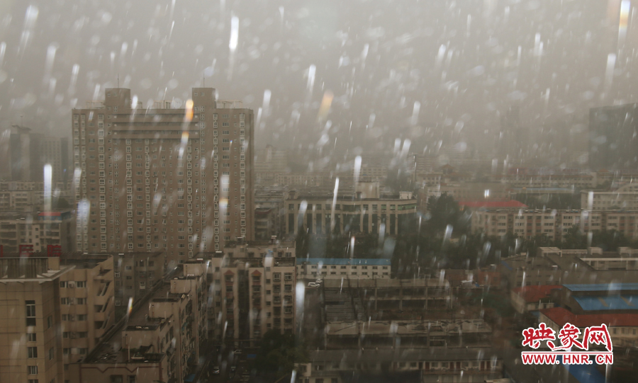 17時(shí)25分,鄭州強(qiáng)降雨,紫荊山附近的市民真切地感受到了什么叫大雨傾盆。
